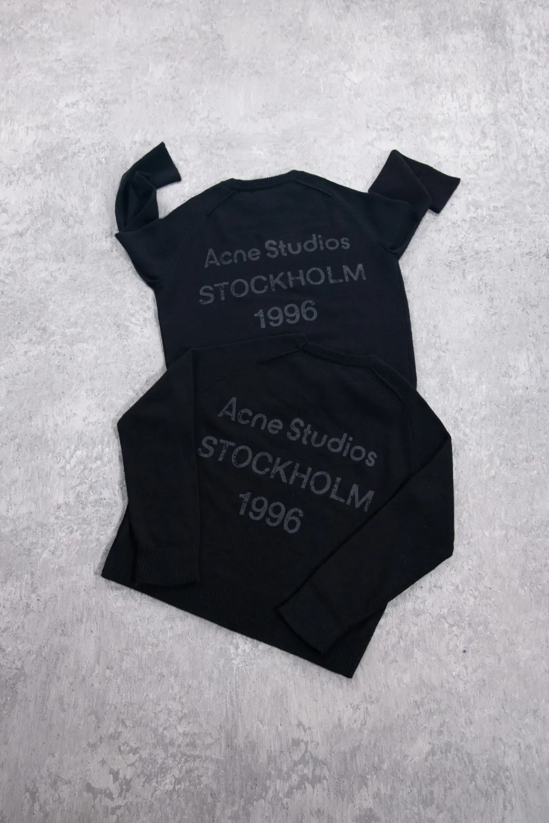 160 Acne Studios' minimalist design has become a new Nordic myth through artistic precipitation and sublimation. The typical cold style design has made fashion people who pursue low-key luxury become his loyal fans. Color: Black ACNE back sweater Fabric: 50% wool knitted fabric is thick and delicate, soft and skin-friendly, with good warmth retention. It can be worn alone or layered in autumn and winter with enough texture. Craftsmanship: The letters on the back are distressed and destroyed. The edges of the letters have a sense of wear. They are not ordinary flat printing. Details: All accessories are customized. The level of fineness can be compared with domestic. Cross-border special Size chart: S (chest 60, clothing length 66, sleeve length 81) M (chest 62, dress length 68, sleeve length 82) L (chest 64, dress length 70, sleeve length 83) 185-190cm, 185 pounds XL